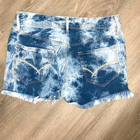 Bullhead high wasted acid wash Jean shorts. - Picture 3 of 7